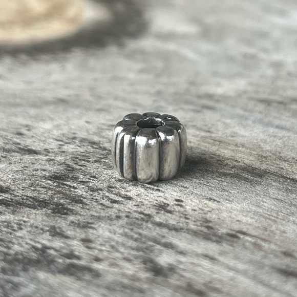Pandora Sterling Silver Retired Grooved Clip Charm - Picture 1 of 3